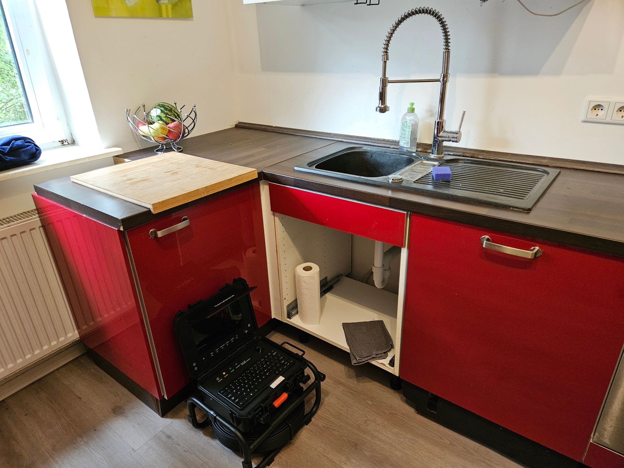 Rohrkamera-Equipment in der Küche bereit zum Einsatz